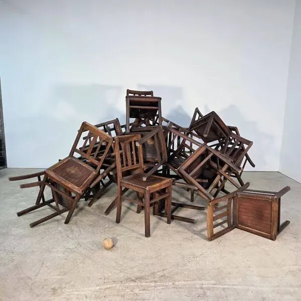 Illustration numéro 2 du produit Ensemble de 21 chaises de café en hêtre