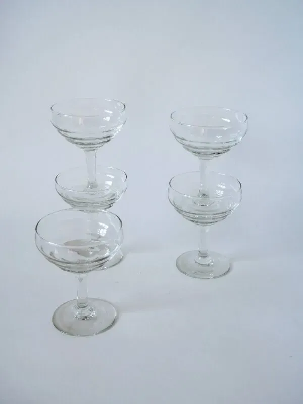 Illustration numéro 2 du produit Ensemble de 5 coupes à champagne en verre moulé 1950
