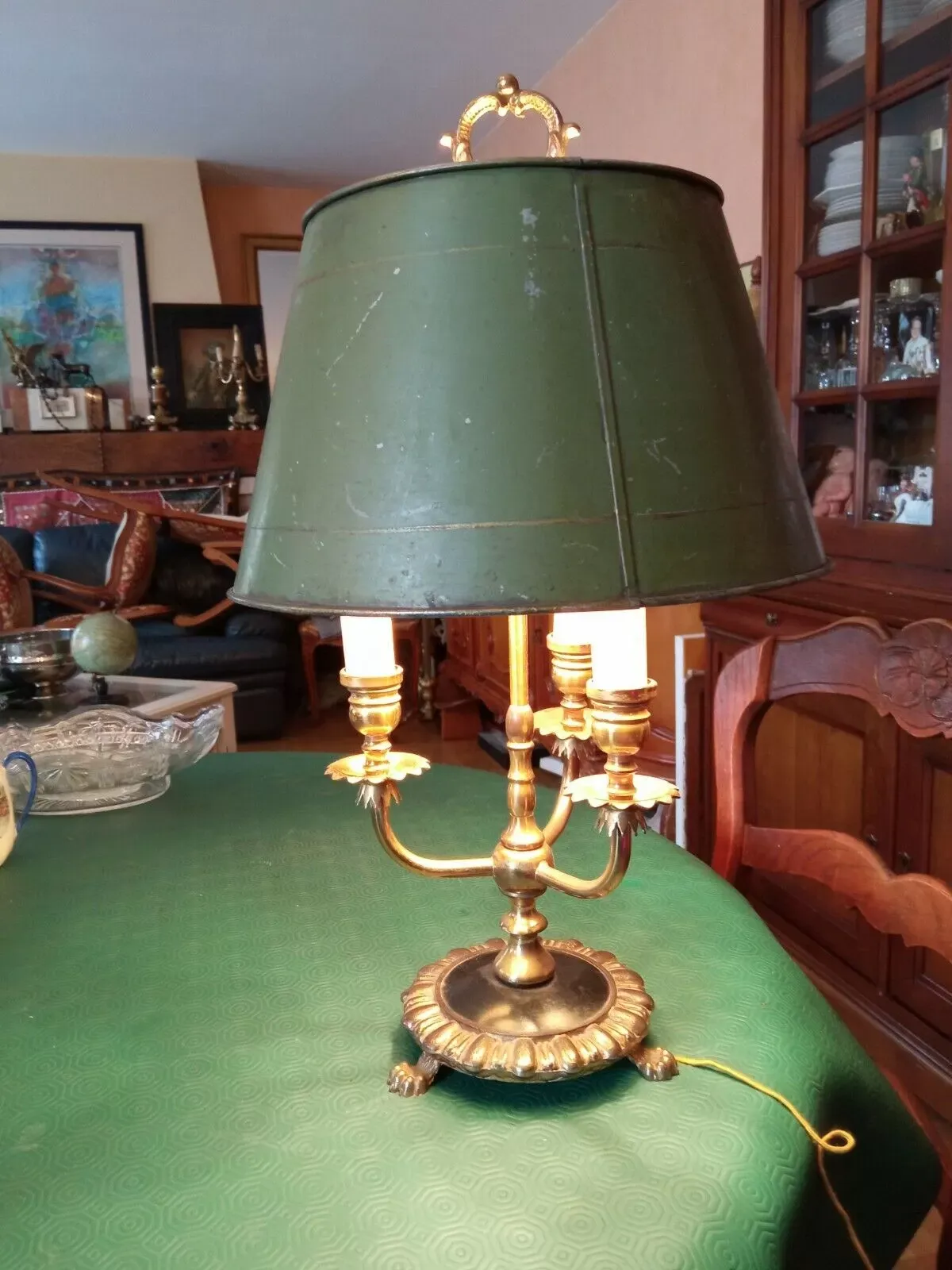 Illustration numéro 2 du produit Lampe bouillotte 3 lumières bronze doré abat jour tôle pates de lion