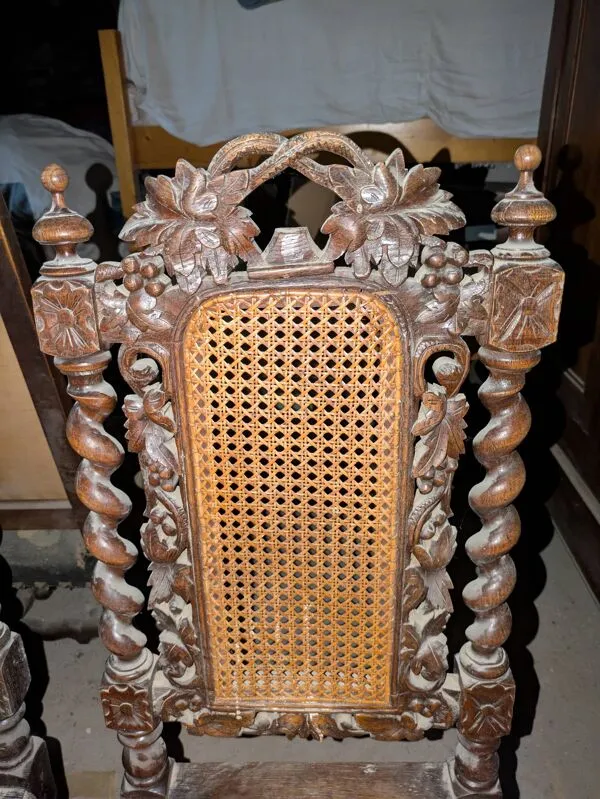 Illustration numéro 2 du produit Paire de chaises d'apparat Néo-Renaissance – Bois sculpté et colonnes torsa