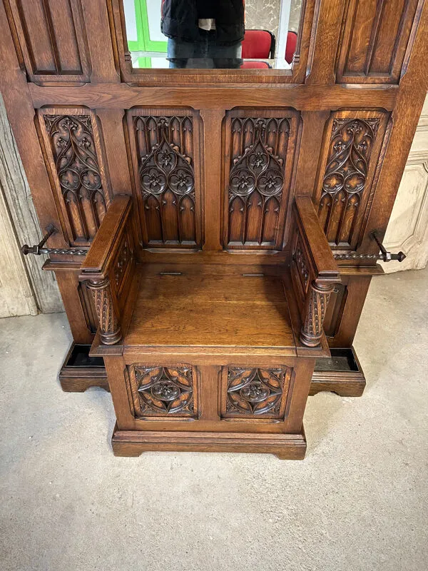 Illustration numéro 2 du produit Vestiaire de style néo-gothique vers 1900