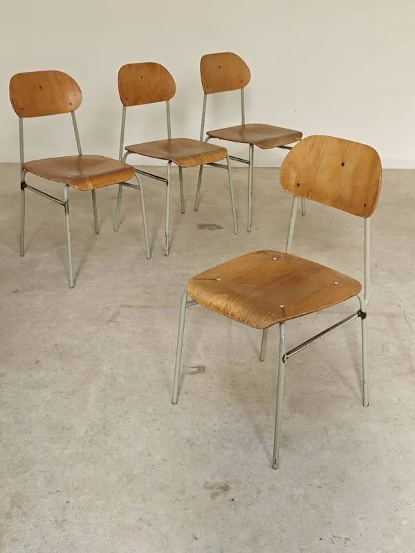 Illustration numéro 2 du produit Lot de 4 chaises d'école métal et bois Ex Tchécoslovaquie 1960