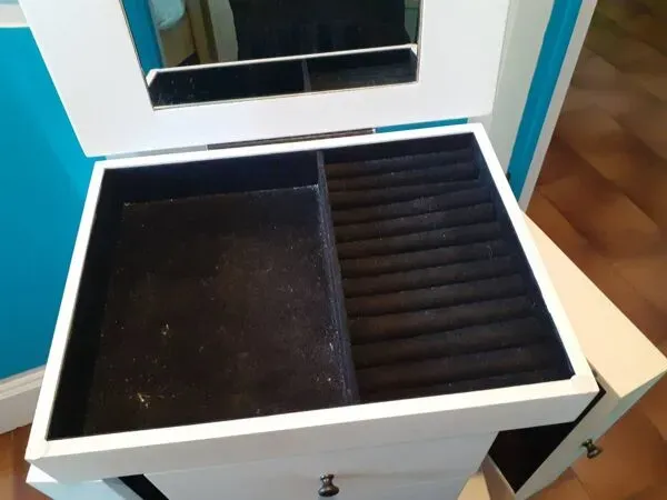 Illustration numéro 2 du produit Coiffeuse