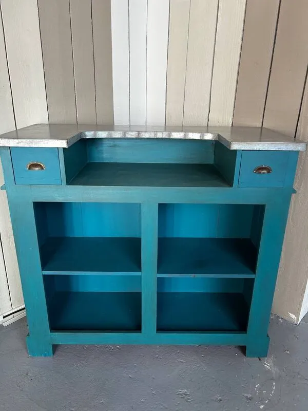 Illustration numéro 2 du produit Ancien comptoir de commerce en bois avec plateau en zinc