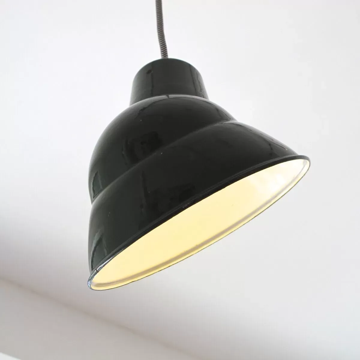 Illustration numéro 2 du produit Suspension Industrielle en metal emaille 1950