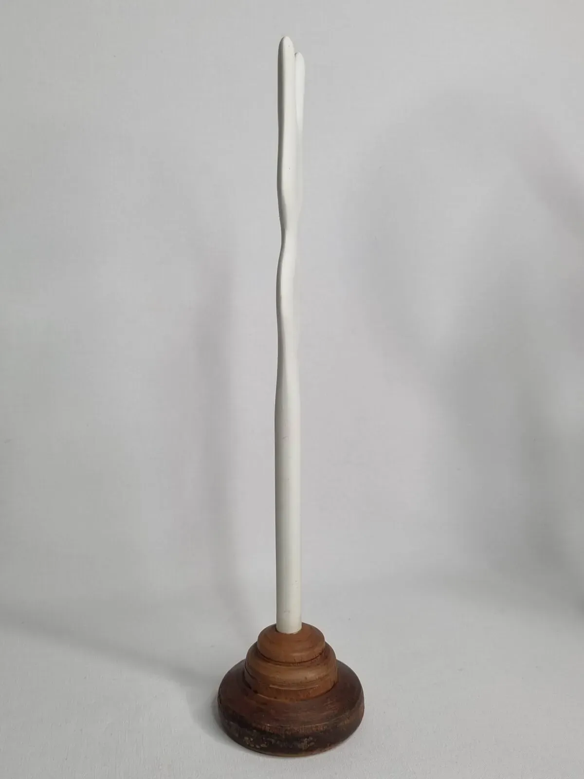 Illustration numéro 2 du produit Sculpture d’inspiration biomorphique, sur socle en bois industriel, 35 cm