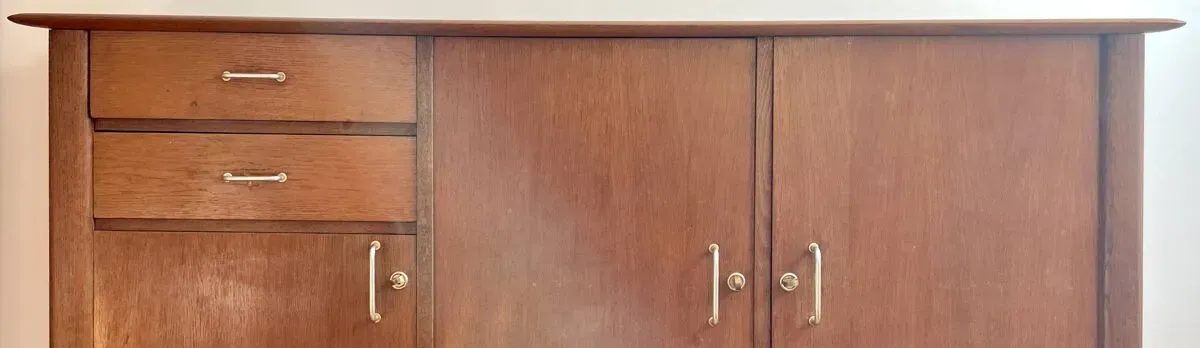 Illustration numéro 2 du produit Buffet Vintage en Bois Massif – Style Années 60