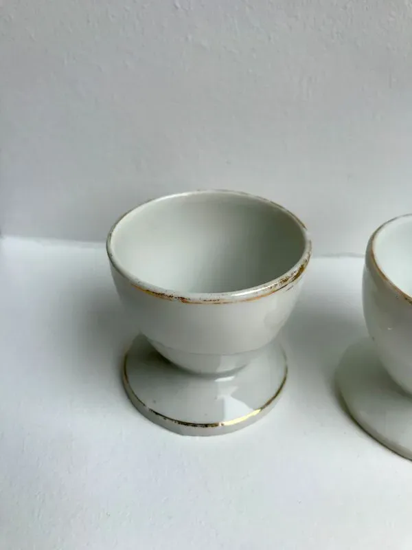 Illustration numéro 2 du produit Trio de coquetiers blancs liseré doré années 50