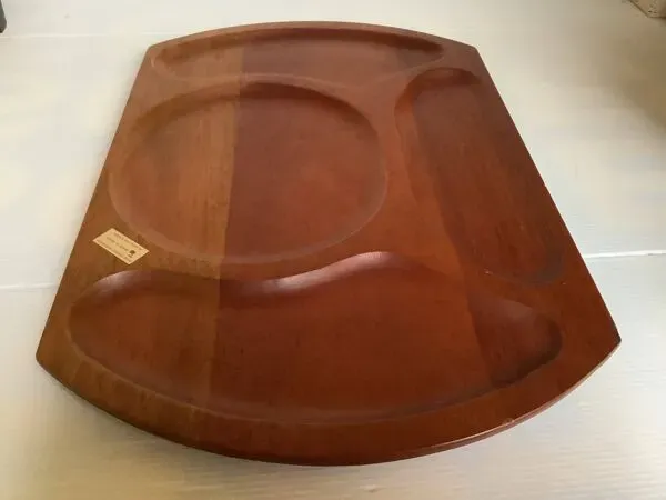 Illustration numéro 2 du produit Paire de plateaux à compartiments apéritif repas en bois