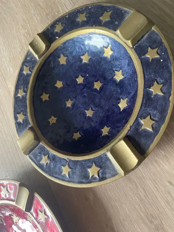 Illustration numéro 2 du produit Paire de Vide-Poches Vintage – Laiton Massif & Émail Étoilé