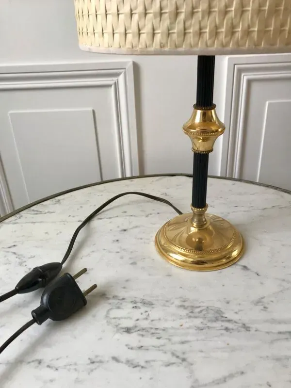 Illustration numéro 2 du produit Lampe en laiton et métal noir avec abat-jour tissé années 50