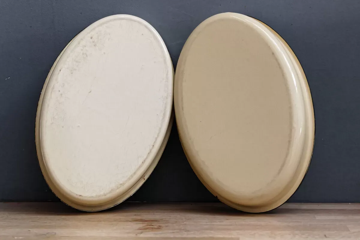 Illustration numéro 2 du produit Paire de plats en tôle émaillée