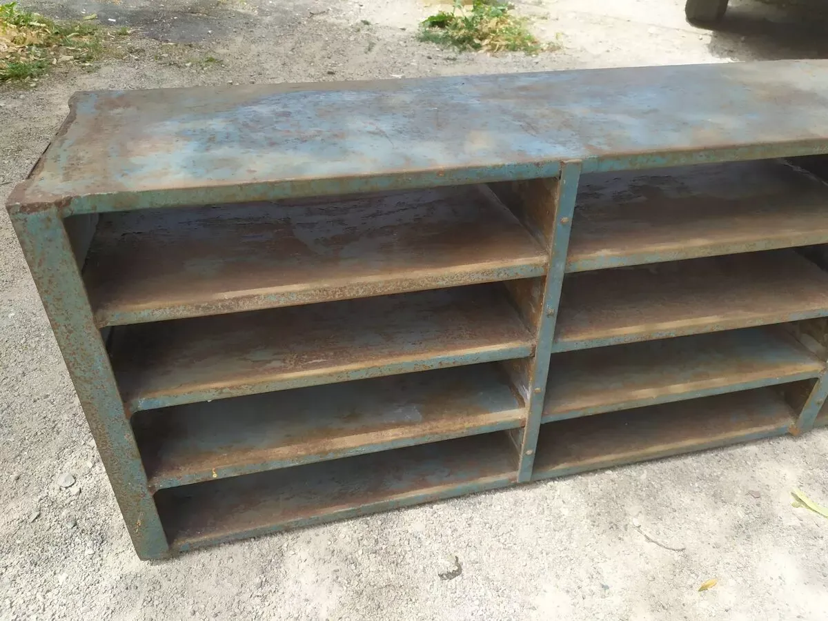 Illustration numéro 2 du produit Meuble de métier en fer