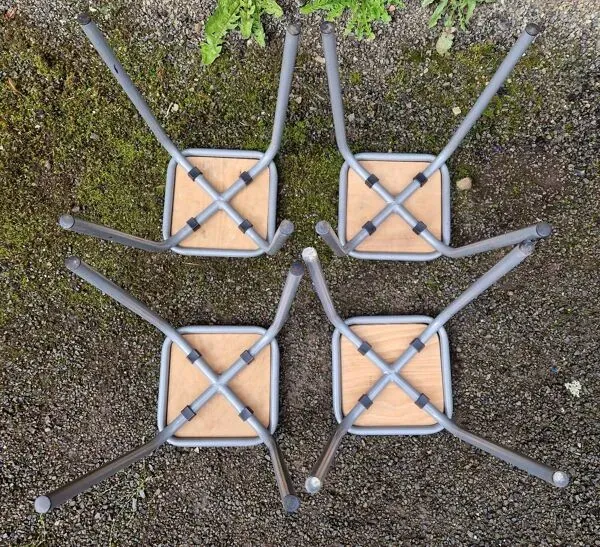 Illustration numéro 2 du produit 4 tabourets en bois et métal