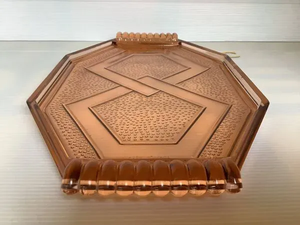 Illustration numéro 2 du produit Plat plateau en verre rose style Rosaline C