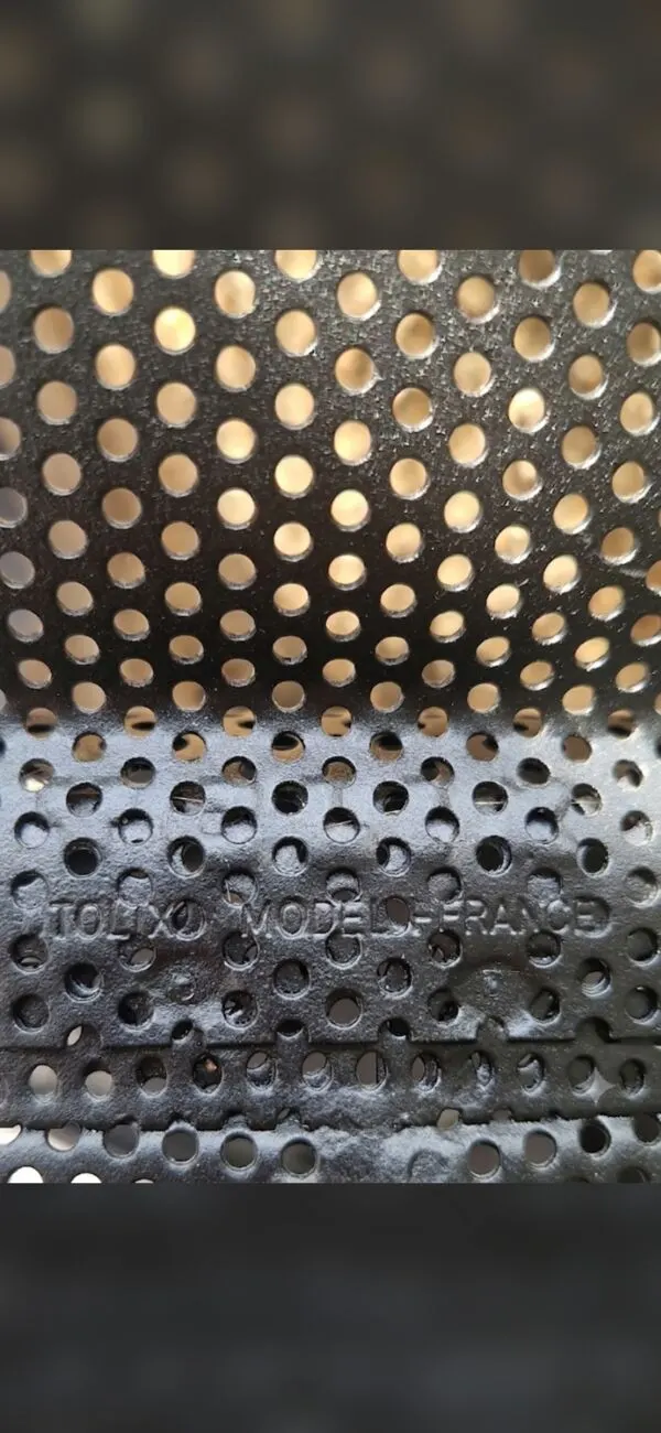 Illustration numéro 2 du produit Chaise Tolix véritable, tôle perforée noire, état neuf