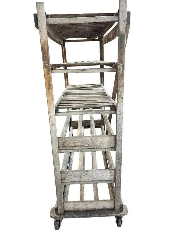 Illustration numéro 2 du produit Étagère industrielle vintage en bois sur roulettes