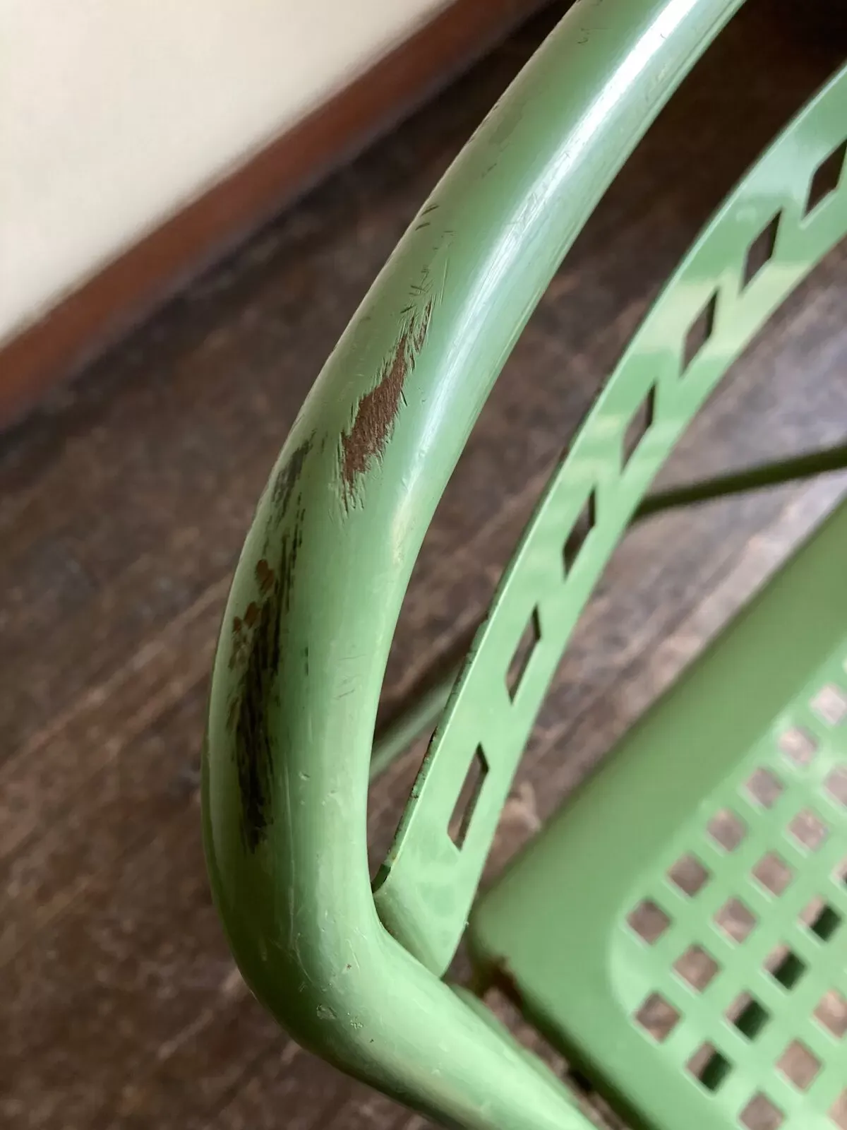 Illustration numéro 2 du produit Chaise de jardin en tôle perforée 1950