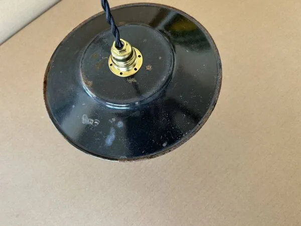 Illustration numéro 2 du produit Suspension industrielle noire ancienne