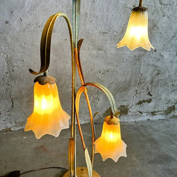 Illustration numéro 2 du produit Lampadaire floral élégant en tôle d'acier avec pendentifs en verre, milieu du siècle, France 1980