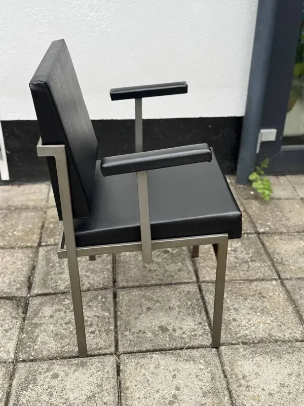 Illustration numéro 2 du produit Fauteuil en similicuir mcm