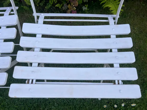 Illustration numéro 2 du produit Anciennes chaises de bistrot de terrasse
