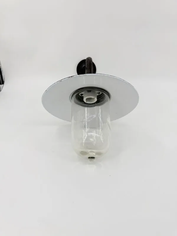 Illustration numéro 2 du produit Lampe de cour