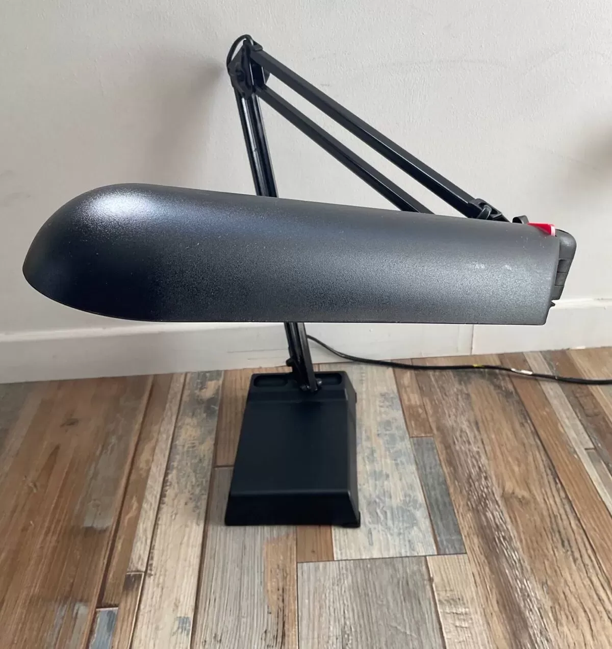 Illustration numéro 2 du produit Lampe d’atelier articulée des années 80