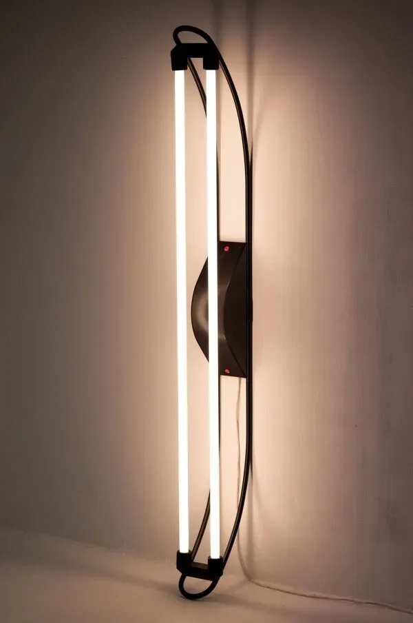 Illustration numéro 2 du produit Lampadaire ou applique fluorescente des années 1980 par Gian Nicola Gigante pour Zerbetto
