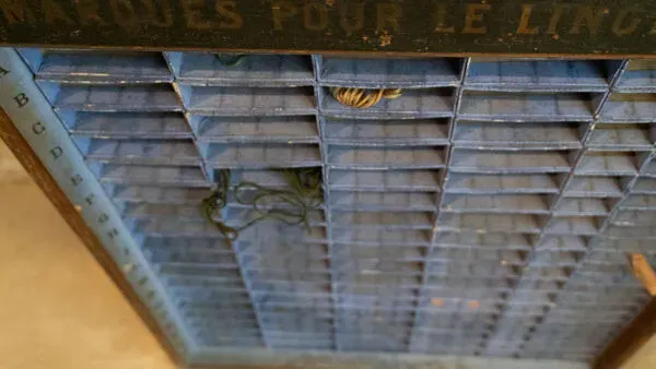 Illustration numéro 2 du produit Meuble à casiers “Marques pour le linge”