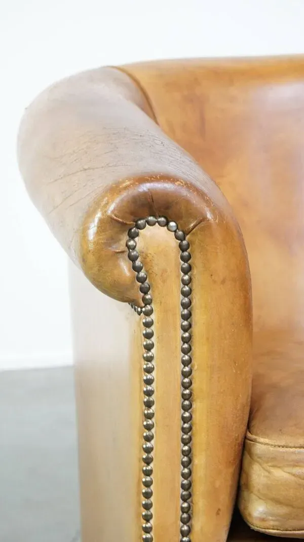 Illustration numéro 2 du produit Fauteuil en cuir de mouton et clous de tapissier