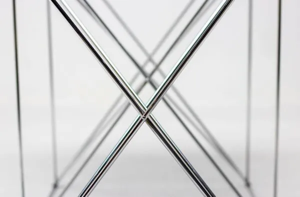 Illustration numéro 2 du produit Table de salle à manger pliante en verre fumé Max Sauze - Un chef-d'œuvre de design minimaliste