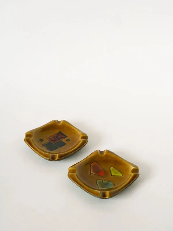 Illustration numéro 2 du produit Cendrier en céramique et cuir vert, motifs abstraits, noir et marron, design, 1960