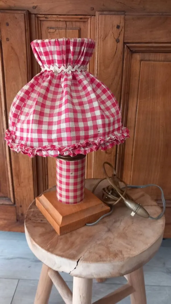 Illustration numéro 2 du produit Lampe à poser rustique abat- jour vichy cottagecore
