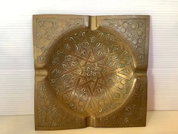 Illustration numéro 2 du produit Cendrier vide poche en laiton travaillé