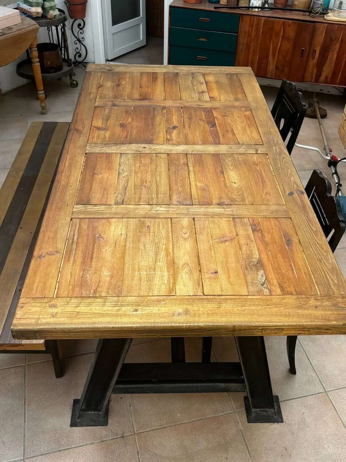 Illustration numéro 2 du produit Table à manger