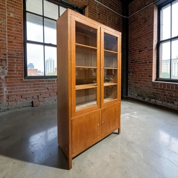 Illustration numéro 2 du produit Vitrine XL vintage haute en bois / armoire / armoire de laboratoire