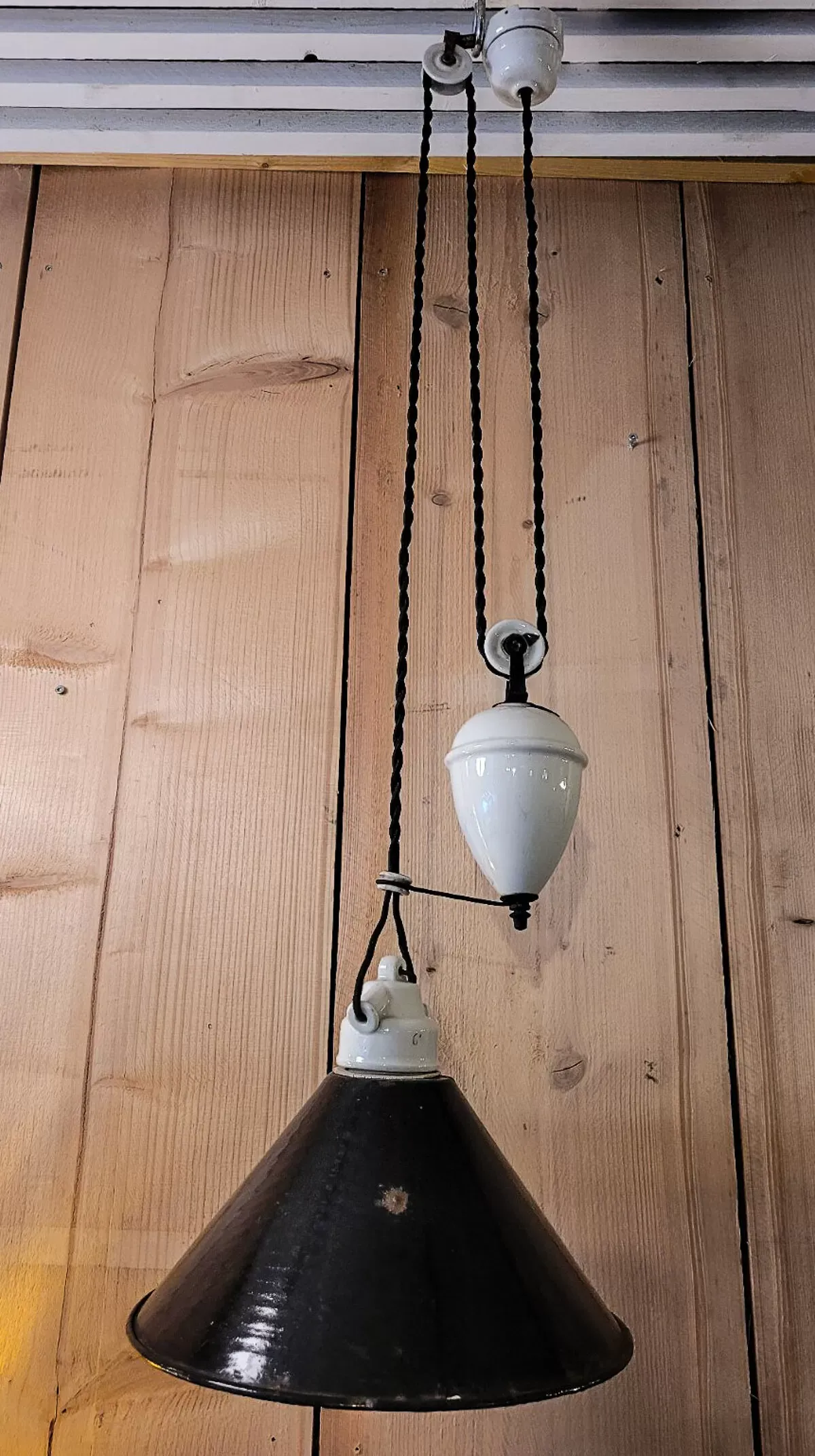Illustration numéro 2 du produit Lampe ''monte & baisse