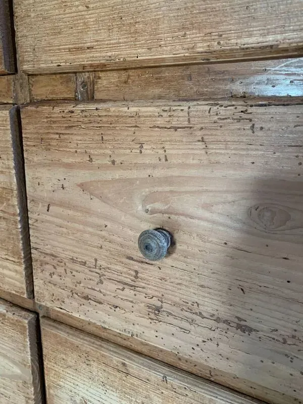 Illustration numéro 2 du produit Commode de mercerie, meuble de métier vintage