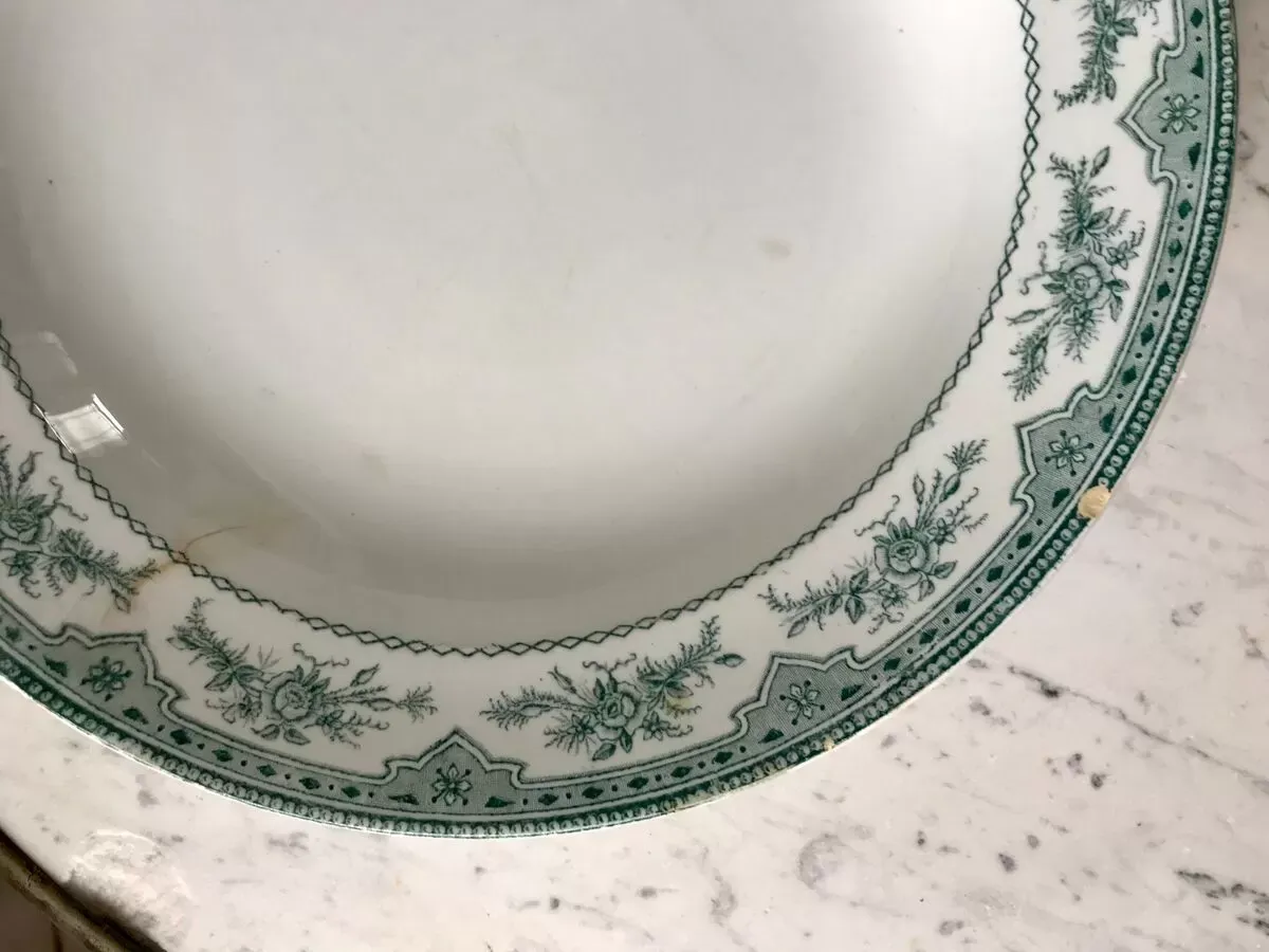 Illustration numéro 2 du produit Plat rond Terre de Fer faïencerie d'Onnaing modèle ''Roses Mousses'' fin XIXème