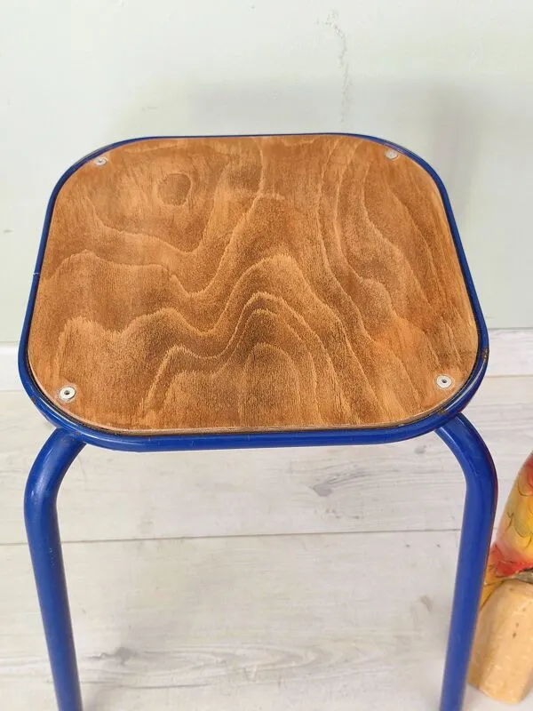 Illustration numéro 2 du produit Tabouret d'école bas