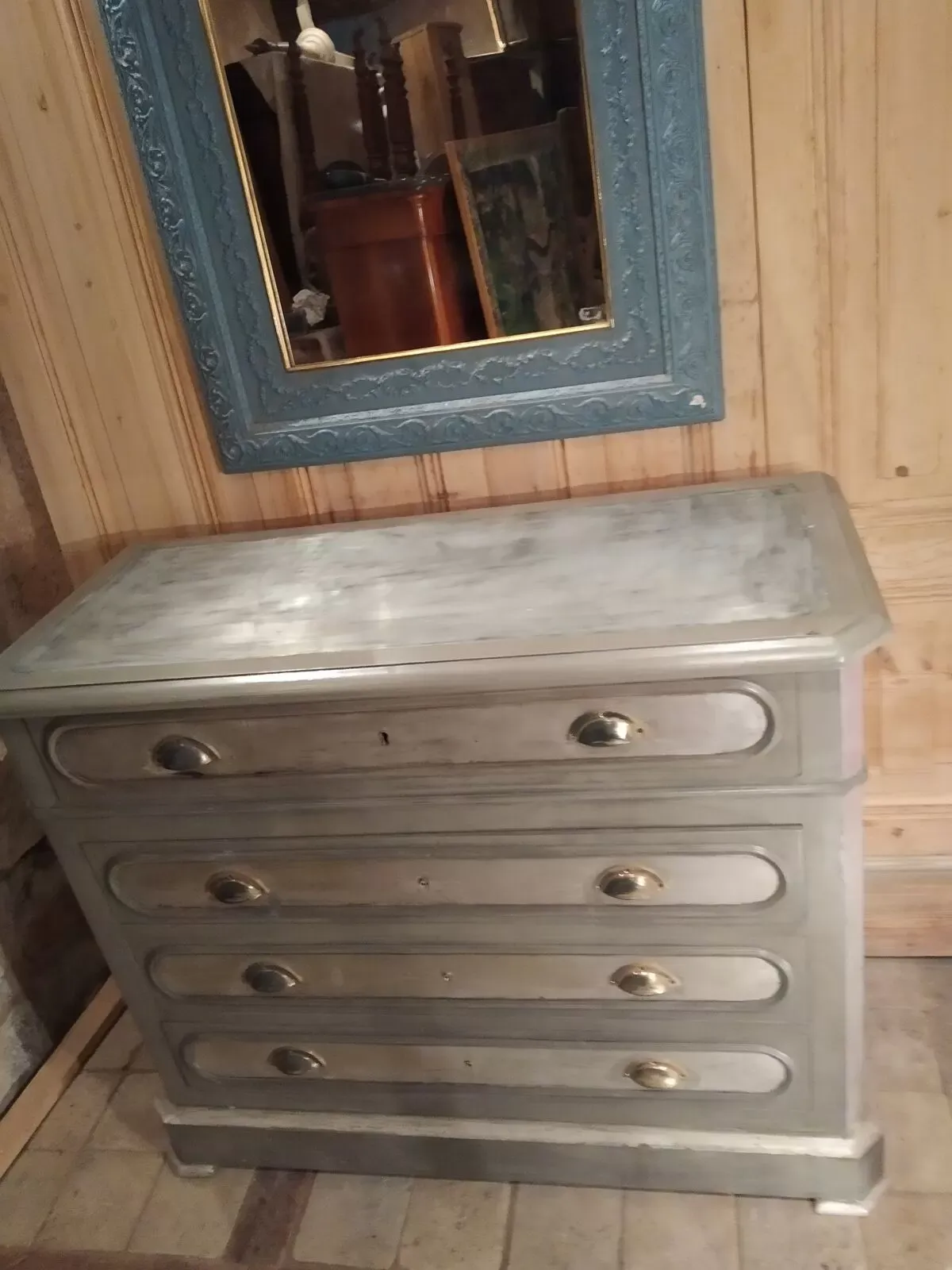 Illustration numéro 2 du produit Commode relookée