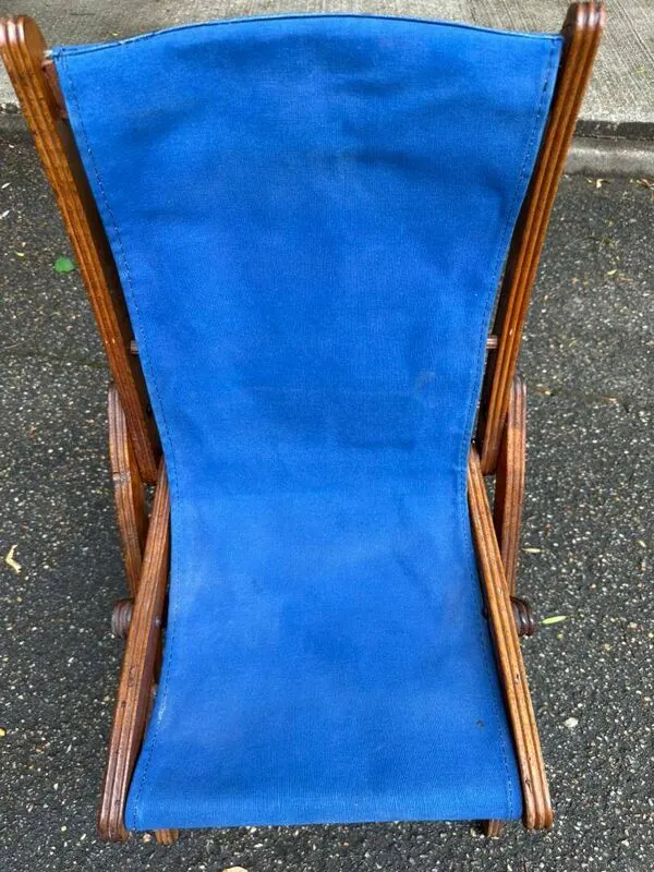 Illustration numéro 2 du produit Chaise pliante en en bois massif et tissu bleu