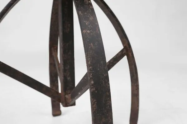 Illustration numéro 2 du produit Tabouret en métal noir industriel avec cadre, France années 1920