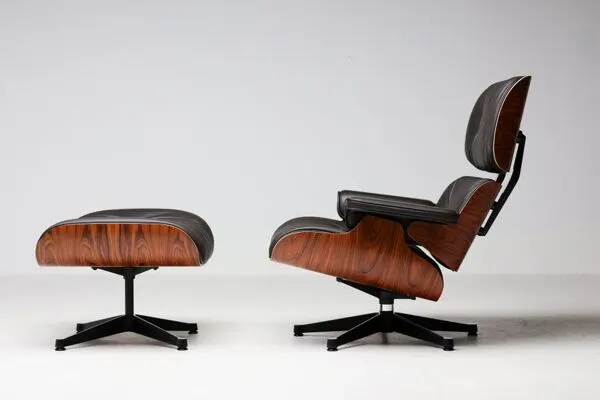 Illustration numéro 2 du produit Fauteuil Eames XL et repose-pieds en palissandre de Santos avec cuir chocolat.