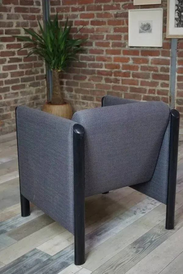 Illustration numéro 2 du produit Fauteuil club design années 80