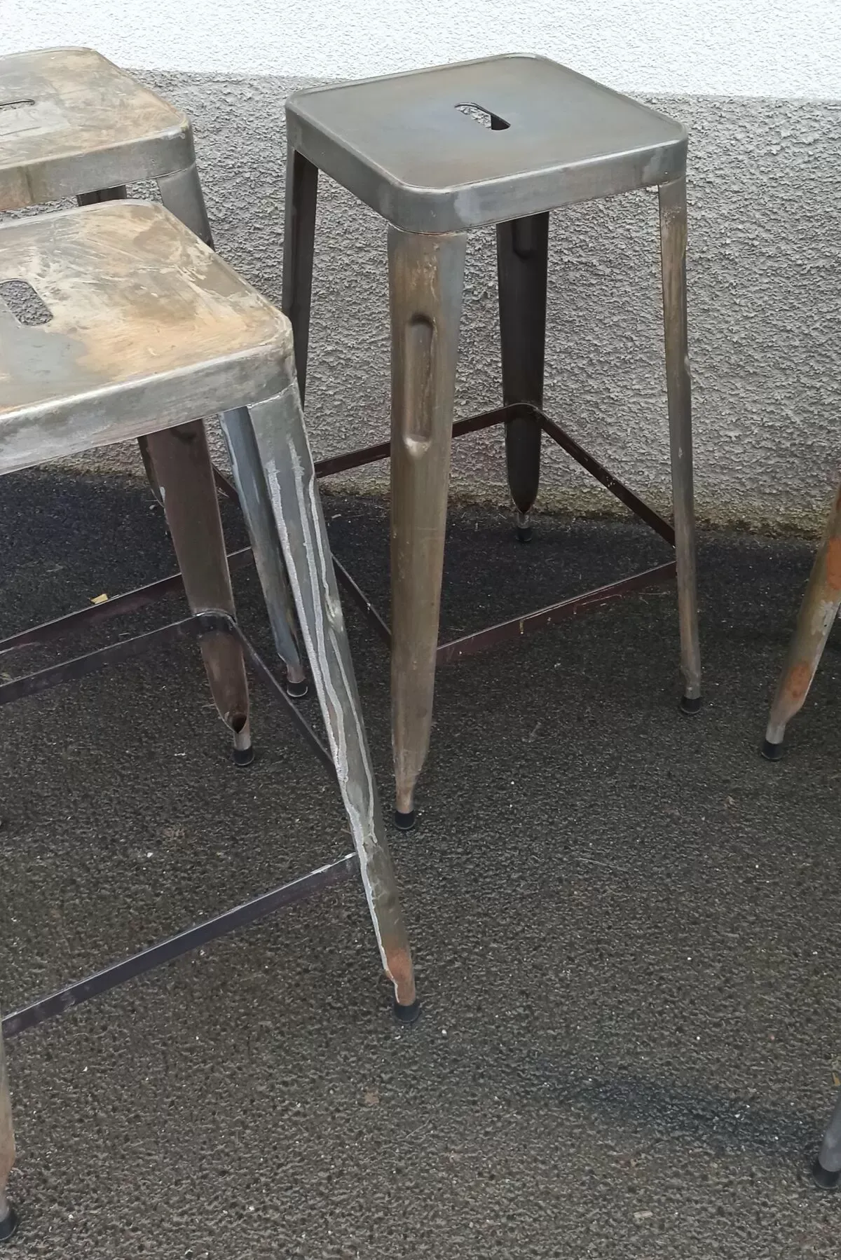 Illustration numéro 2 du produit Lot de 6 tabourets en métal