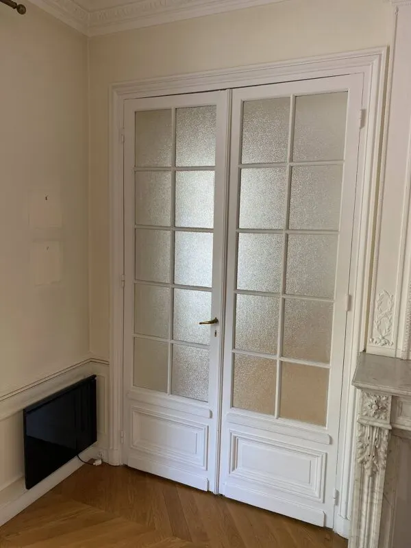 Illustration numéro 2 du produit Double porte haussmannienne vitrée en bois avec verre cathédrale - 245 cm