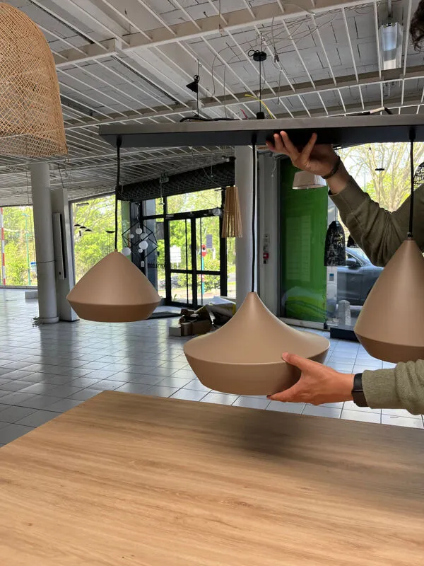 Illustration numéro 2 du produit Suspension en métal beige