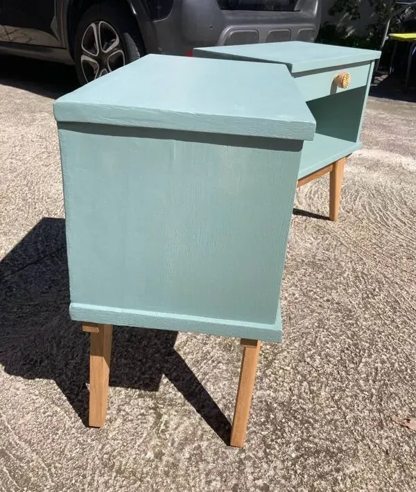 Illustration numéro 2 du produit Paire de chevets vintage pieds compas/ vert